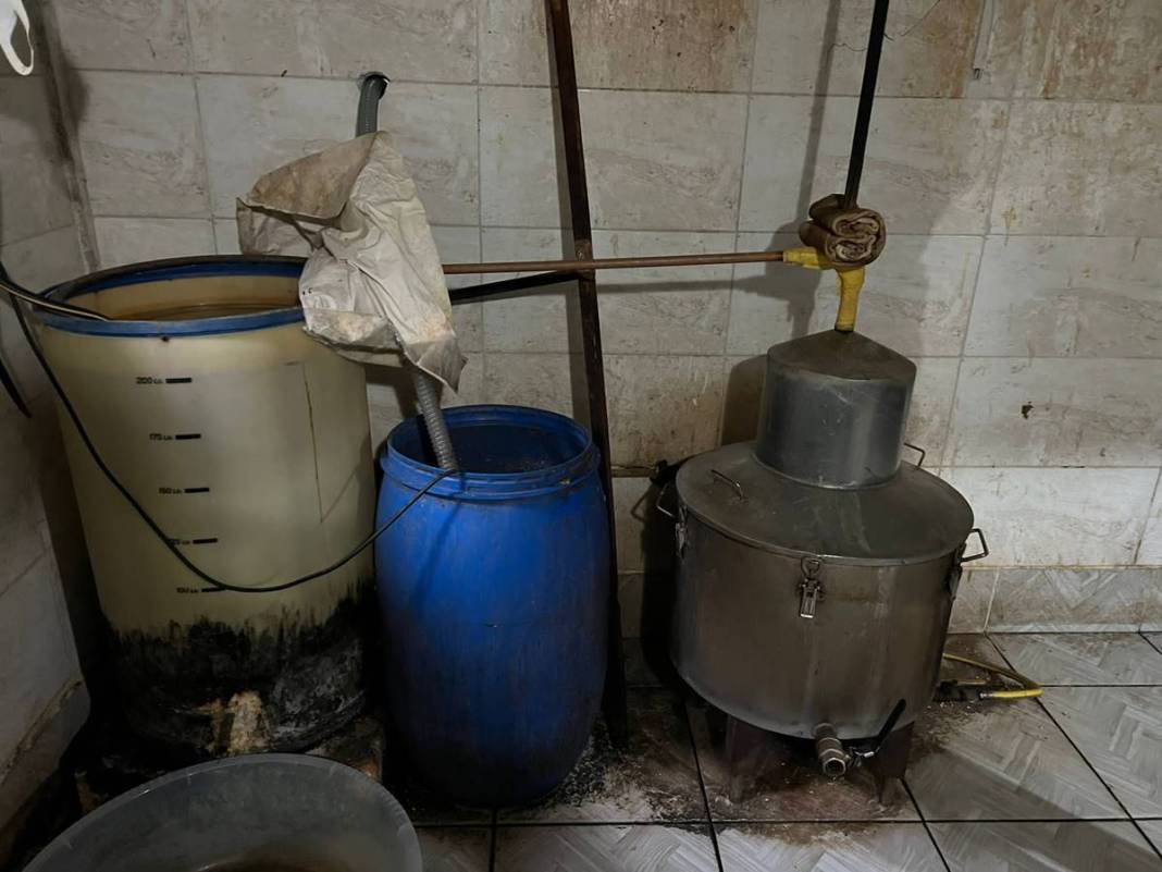 İhbara giden polis şoke oldu: Onlarca varile sığdırmışlar! İlginç manzaraya soruşturma başlatıldı 2